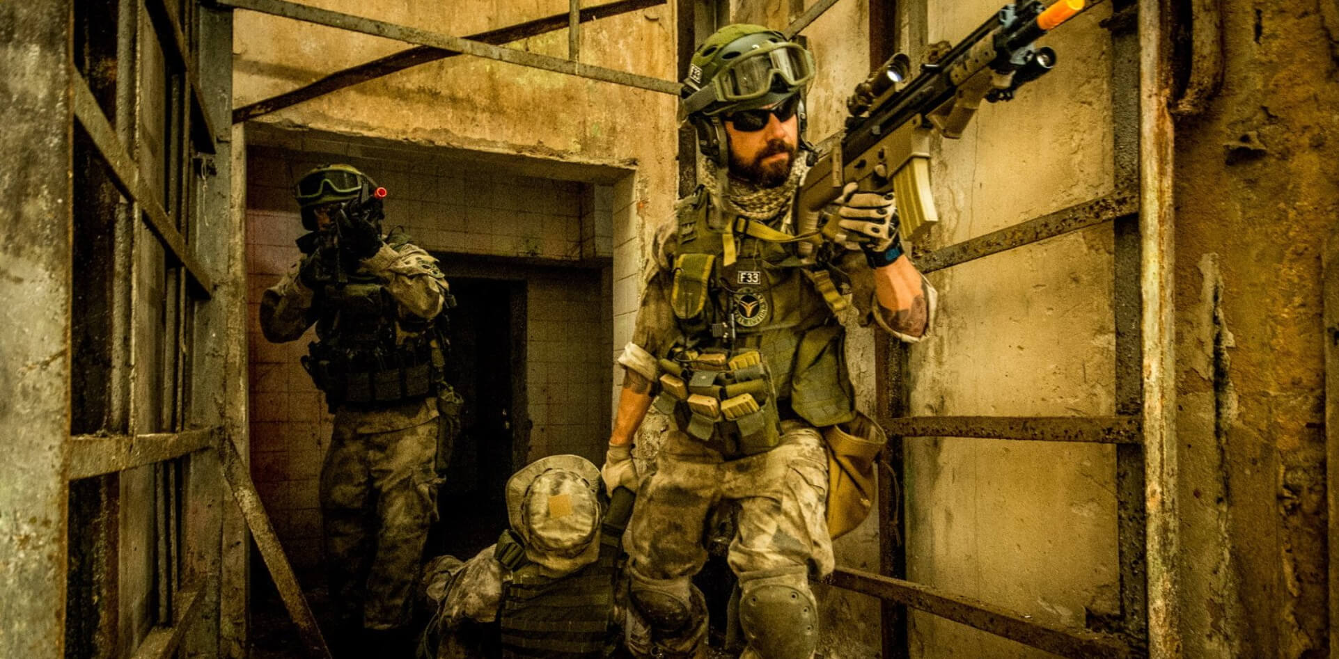 en la foto se observa tres militares en pleno combate ,donde 2 operadores trasportarn al tercer integrante que esta siendo arrastrado por el piso inconciente